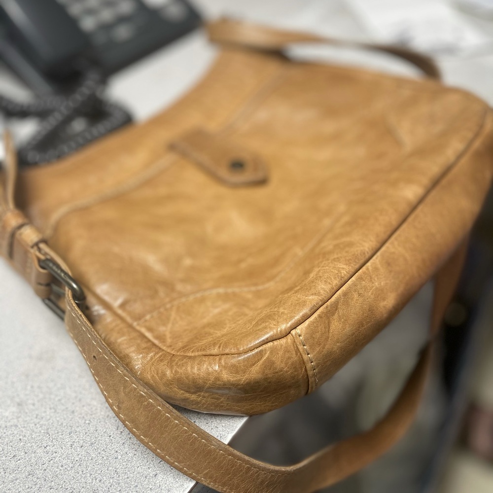 Used Frye crossbody purse. Tan in color good condition